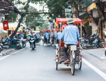 Hanoi Cyclo and Water Puppet Show with Dinner Private Tour